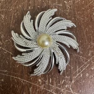 Sarah Coventry VINTAGE silver Tone Swirl Flower Faux Pearl‎ Brooch